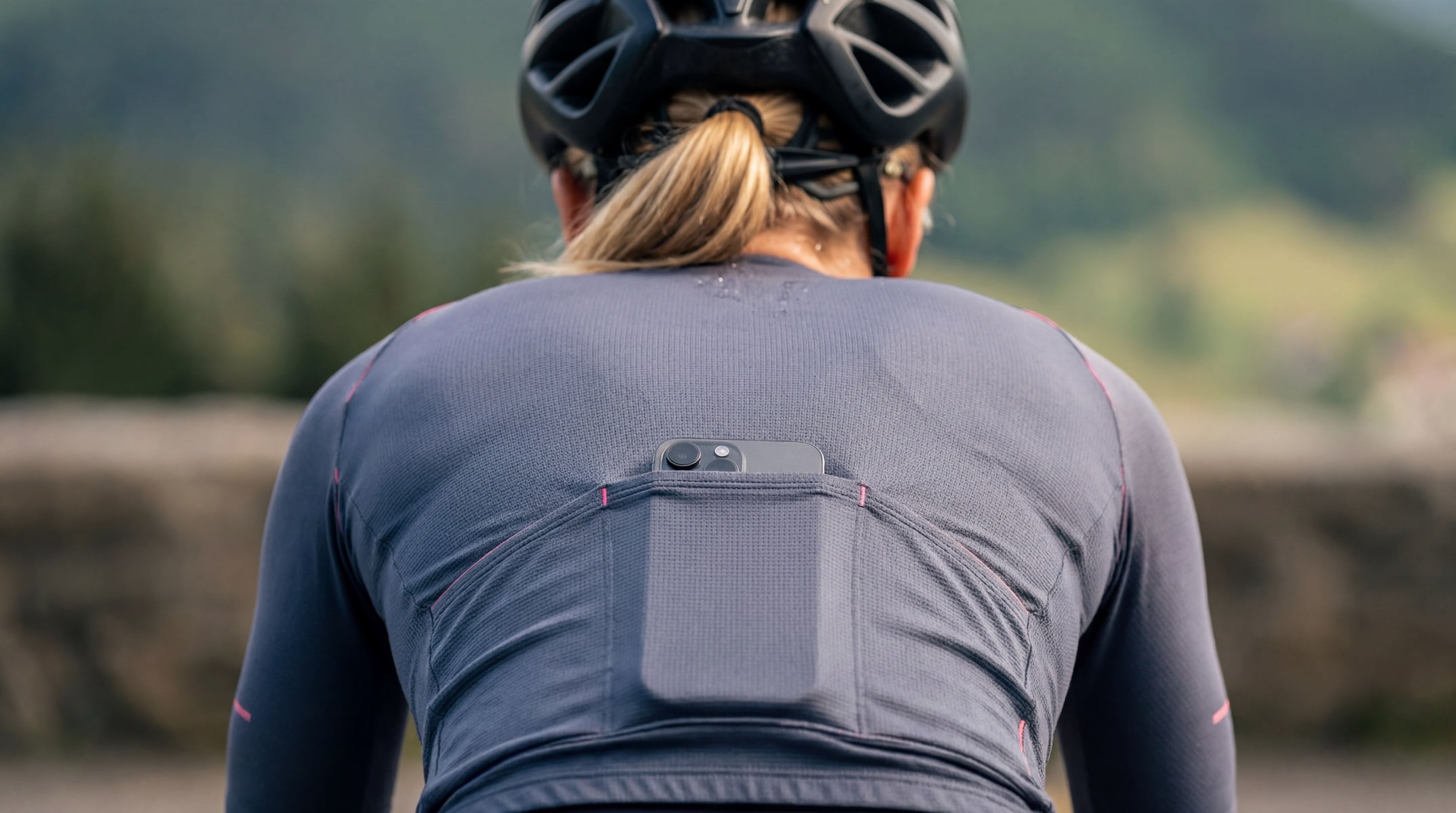 iPhone in der Rückentasche eines Radfahrers